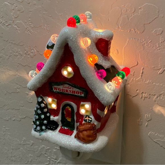 NWT 🎅 NIB Christmas is Forever Ceramic Night Light Santa’s Workshop 🎅 - Picture 5 of 10